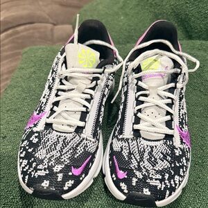 Nike Women's Black and Pink Athletic Shoes